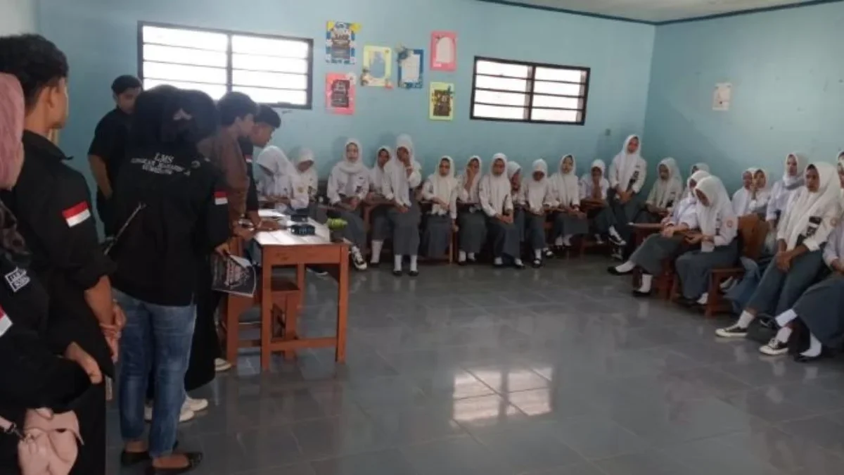 GELAR: Lingkar Mahasiswa Sumedang saat mengadakan acara Seminar Pendidikan di salah satu sekolah, belum lama i