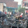 PADAMKAN: Petugas Pemadam Kebakaran UPT Damkar Tanjungsari Regu 3 saat berjibaku memadamkan api di Pamulihan,