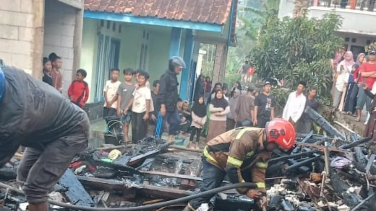 PADAMKAN: Petugas Pemadam Kebakaran UPT Damkar Tanjungsari Regu 3 saat berjibaku memadamkan api di Pamulihan,