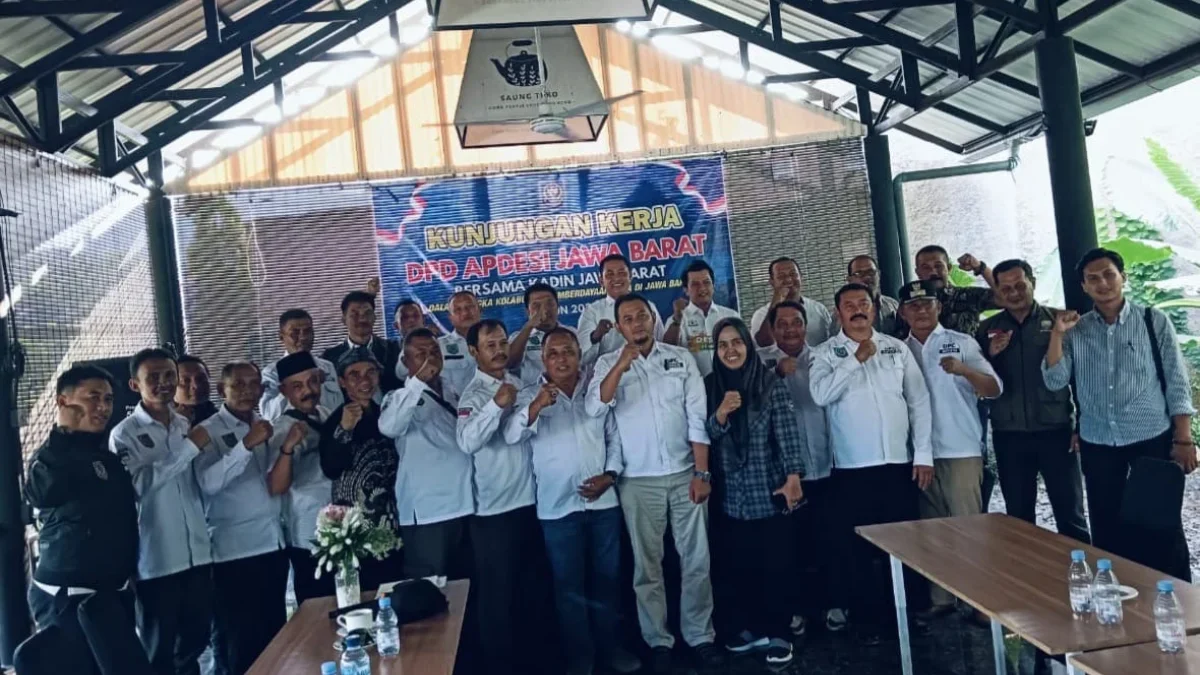 BERSAMA: Sekretaris DPD Apdesi Jawa Barat, Budi Santoso (tengah) saat berfoto dengan para Ketua DPK Apdesi di