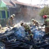 PADAMKAN: Petugas Damkar UPT Tanjungsari saat melakukan pemadaman pada sebuah gudang penampungan kardus di Des
