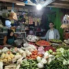 PAPARKAN: Salah satu pedagang sayuran Nani saat memaparkan kenaikan harga cabai di Pasar Tanjungsari, Senin (2