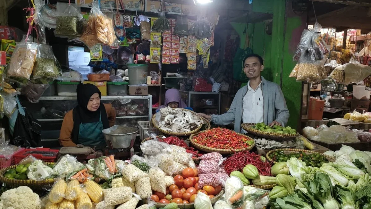 PAPARKAN: Salah satu pedagang sayuran Nani saat memaparkan kenaikan harga cabai di Pasar Tanjungsari, Senin (2