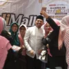 BERFOTO: Bakal Calon Bupati Sumedang Dony Ahmad Munir saat dimintai foto oleh warga dalam sebuah acara, baru-b