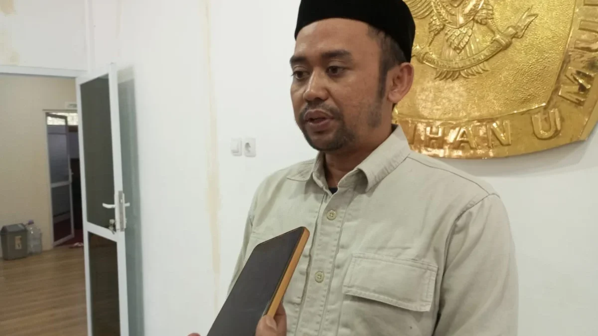 PAPARKAN: Divisi Teknis Penyelenggaraan Pemilu KPU Kabupaten Sumedang Iyan Sopian saat memaparkan dukungan cal