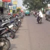 SEMBARANGAN: Fenomena parkiran liar yang terus menjamur di wilayah Kecamatan Cicalengka semakin menjadi perhat