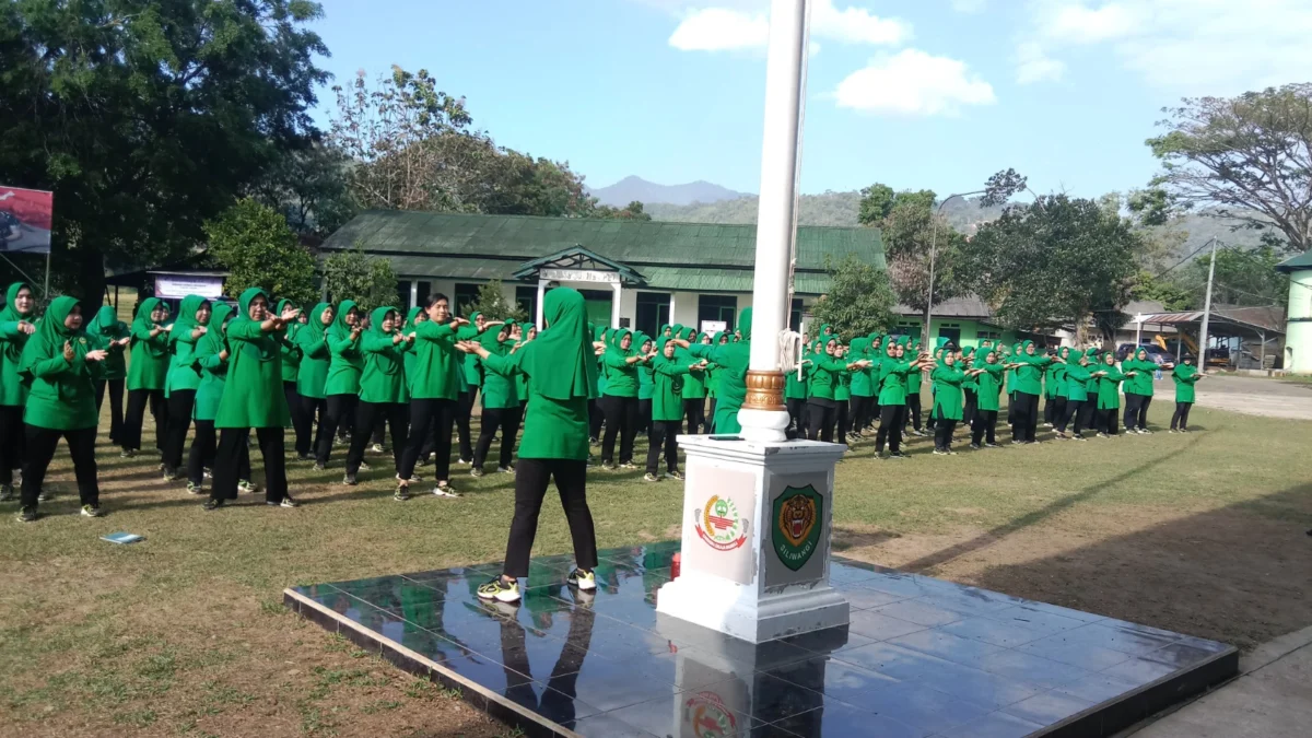 OLAHRAGA: Para anggota Persit Kodim 0610/Sumedang saat mengikuti senam di Lapangan Makodim, Rabu (24/7).