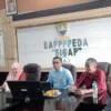 BAHAS: Kepala Bappppeda Kabupaten Sumedang Agus Wahidin pada saat rapat penanganan stunting dan miskin ekstrem