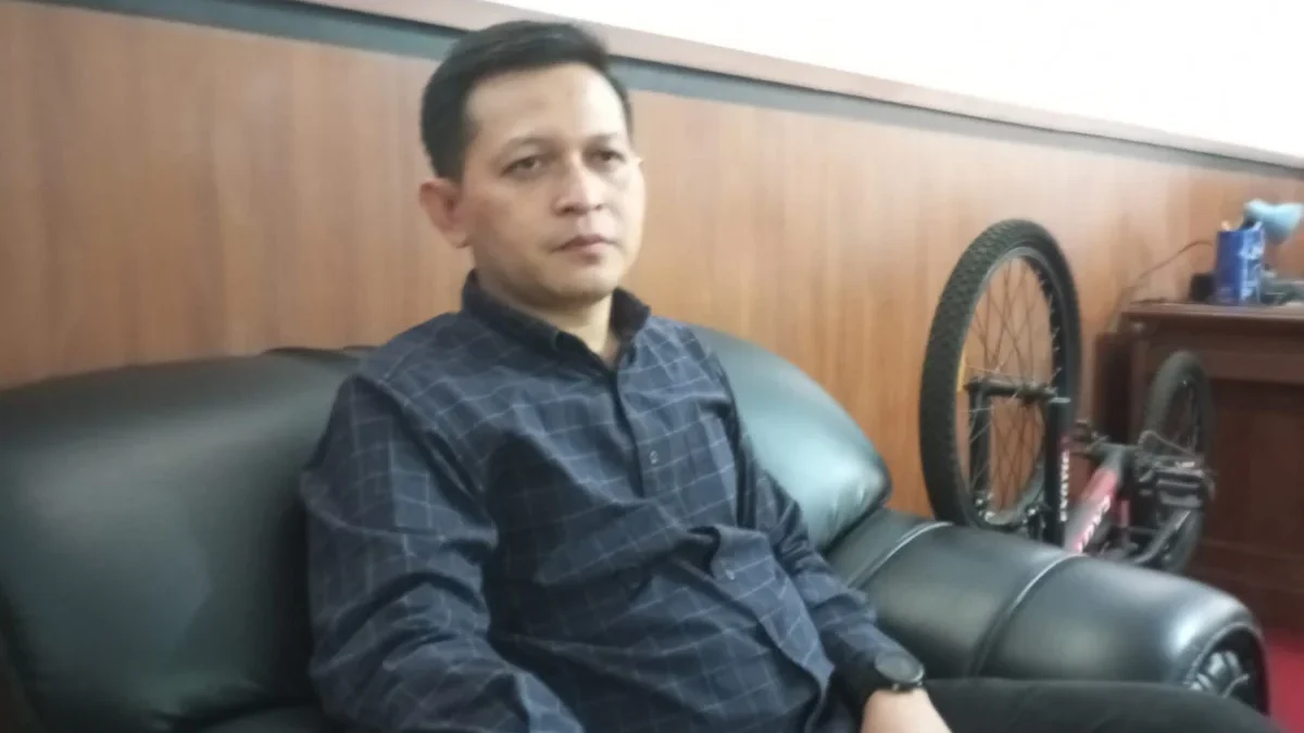 JELASKAN: Ketua KPU Sumedang Ogi Ahmad Fauzi saat memaparkan rencana penundaan pelantikan anggota DPRD di kant
