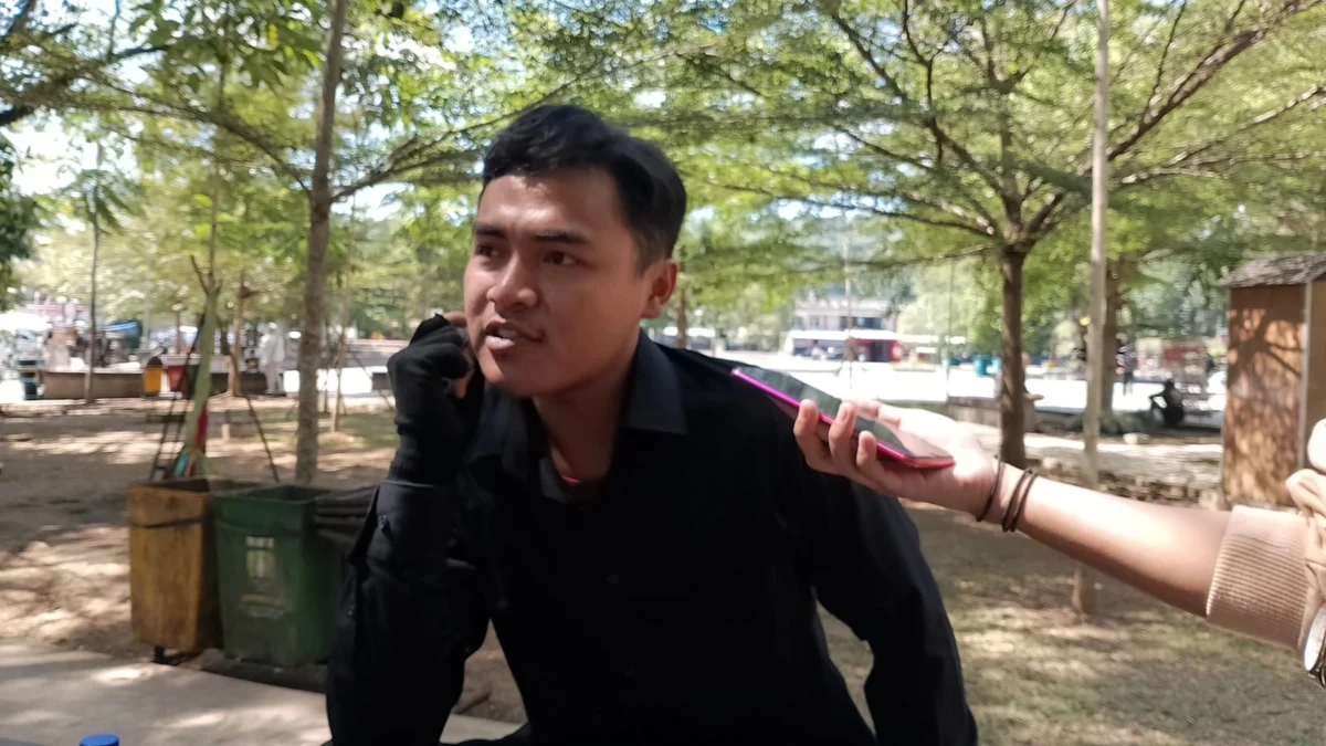JELASKAN: Salah seorang warga Tanjungsari Ilham Mubarokh saat menjelaskan harapannya kepada calon Bupati menda