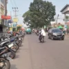 BERJEJER: Puluhan sepeda motor terparkir di lahan parkir yang tidak resmi di sepanjang Jalan Raya Cicalengka K