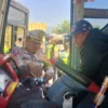 RAZIA: Personil Satlantas Polresta Bandung saat melakukan pengecekan terhadap bus yang menggunakan klakson tel