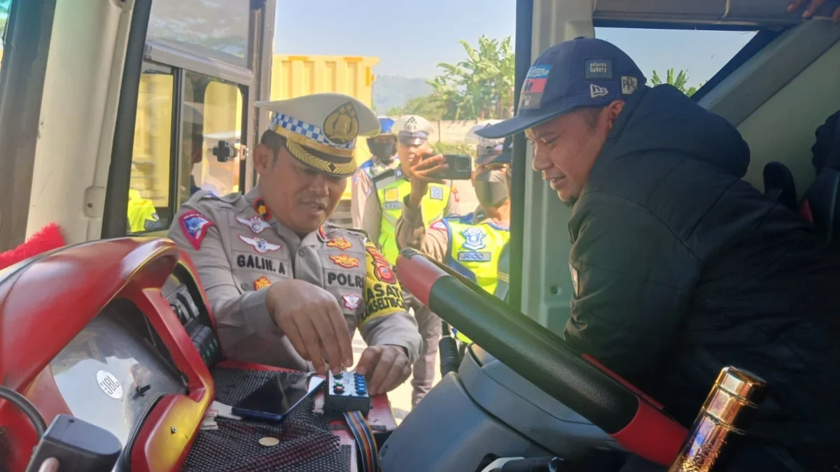RAZIA: Personil Satlantas Polresta Bandung saat melakukan pengecekan terhadap bus yang menggunakan klakson tel