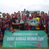 SERAHKAN: Bupati Sumedang periode 2028-2023 Dony Ahmad Munir saat menyerahkan hadiah turnamen Doamu Cup 2024 k