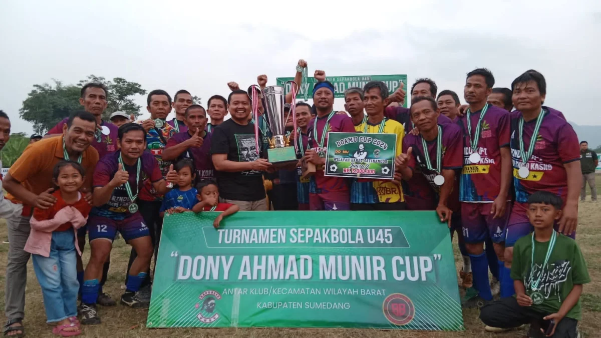 SERAHKAN: Bupati Sumedang periode 2028-2023 Dony Ahmad Munir saat menyerahkan hadiah turnamen Doamu Cup 2024 k