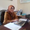 SAMPAIKAN: Kades Sukagalih Onih Noer Rosidah saat memaparkan pencapaian aktivasi IKD di desanya, baru- baru in