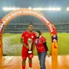 JUARA: Bek Timnas U-19 asal Sumedang Muhammad Iqbal Gwijangge saat berfoto dengan ibunya di Stadion Bung Tomo,
