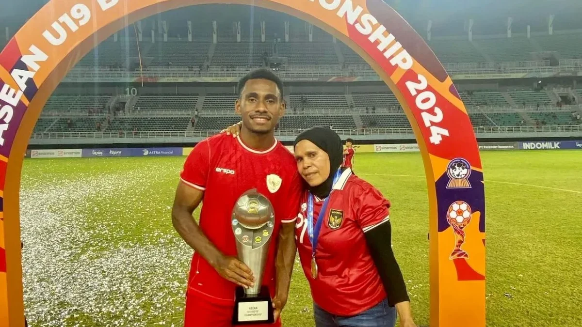 JUARA: Bek Timnas U-19 asal Sumedang Muhammad Iqbal Gwijangge saat berfoto dengan ibunya di Stadion Bung Tomo,