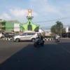 SEPI: Sejumlah pengendara melintas di jalan Bundaran Alam Sari yang tampak lengang, Rabu (31/7).