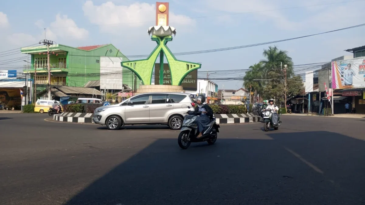 SEPI: Sejumlah pengendara melintas di jalan Bundaran Alam Sari yang tampak lengang, Rabu (31/7).