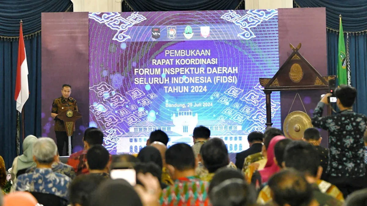 SAMBUTAN: Pj Gubernur Jawa Barat Bey Machmudin saat memberikan sambutan pada acara Rakor FIDSI di Bandung, bar