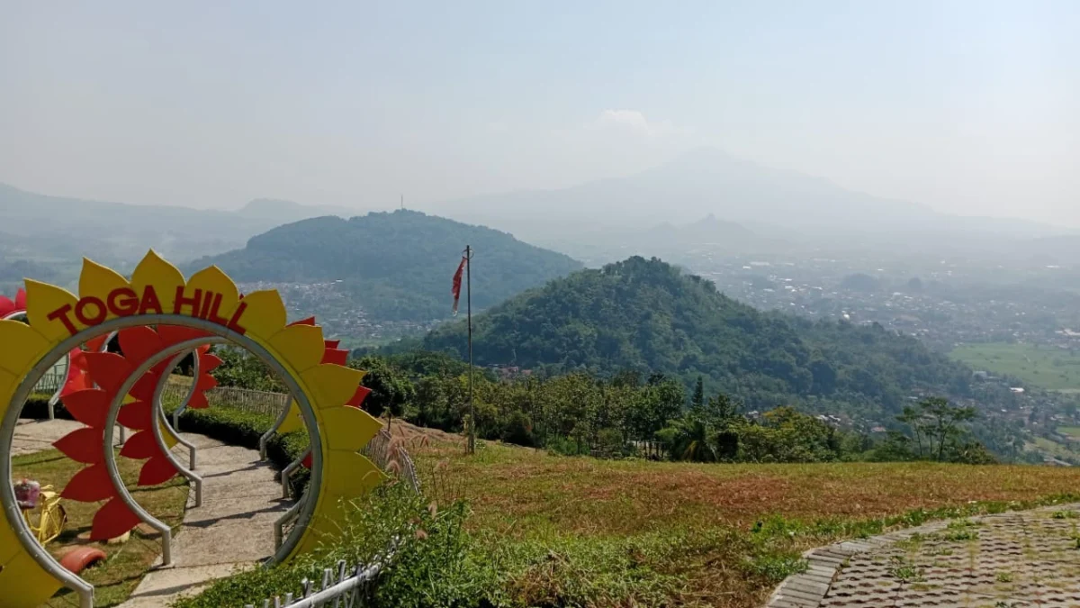 INDAH: Pemandangan Kota Sumedang saat dilihat di objek wisata Toga Hill.