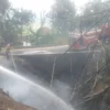 PADAMKAN: Beberapa petugas saat berusaha memadamkan api saat terjadi kebakaran hutan dan lahan di Tanjungkerta