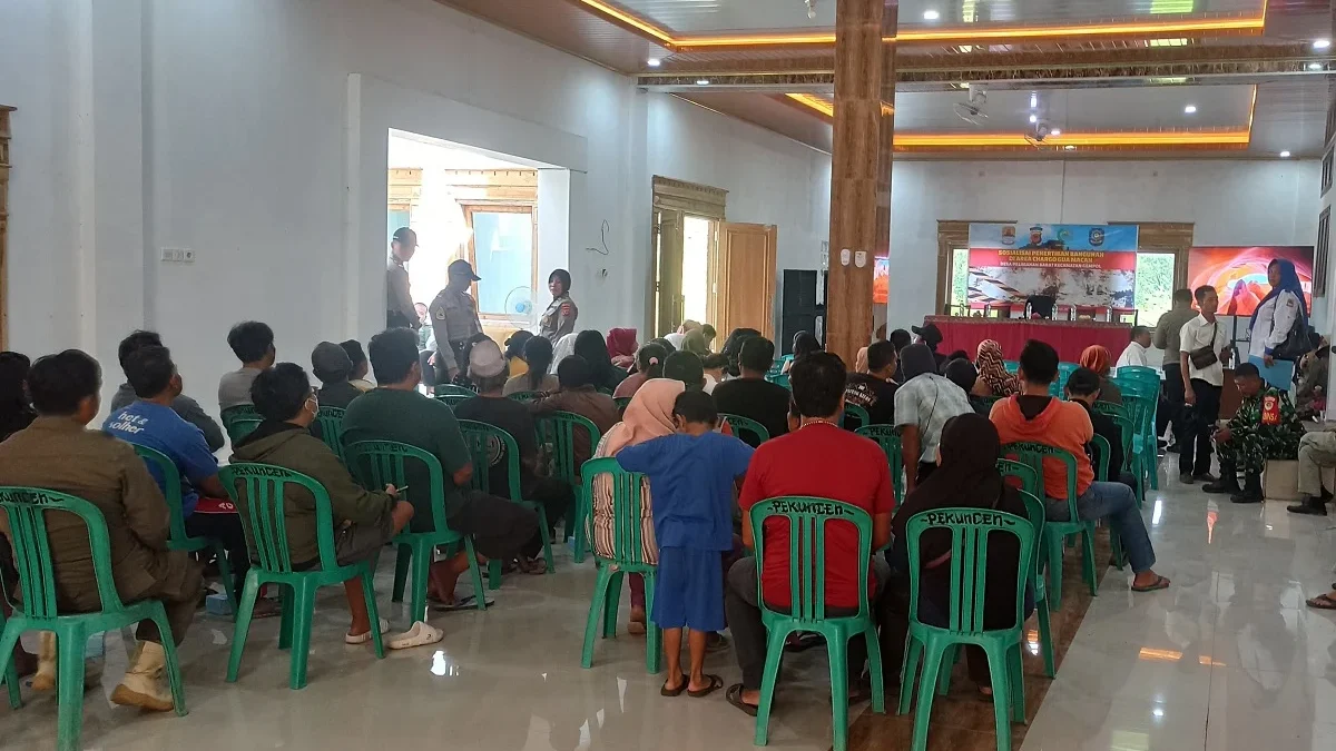 Pemilik warung remang-remang di Palimanan Barat alias Palbar, Kabupaten Cirebon dikumpulkan oleh Satpol PP.