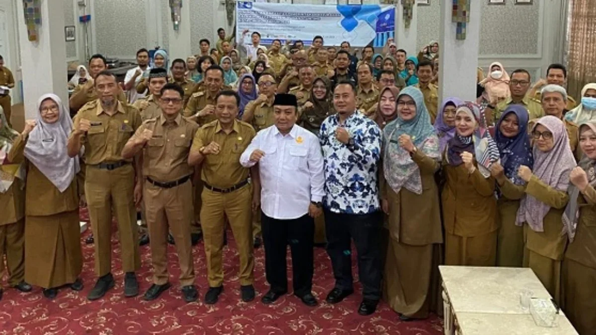 Pj Sekda Arif Kurniawan ST berfoto bersama dengan peserta peningkatan kapasitas TPPS Kelurahan se-Kota Cirebo