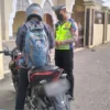 Anggota Satlantas Polres Tasikmalaya saat memeriksa pengendara sepeda motor dalam rangka Operasi Patuh Lodaya