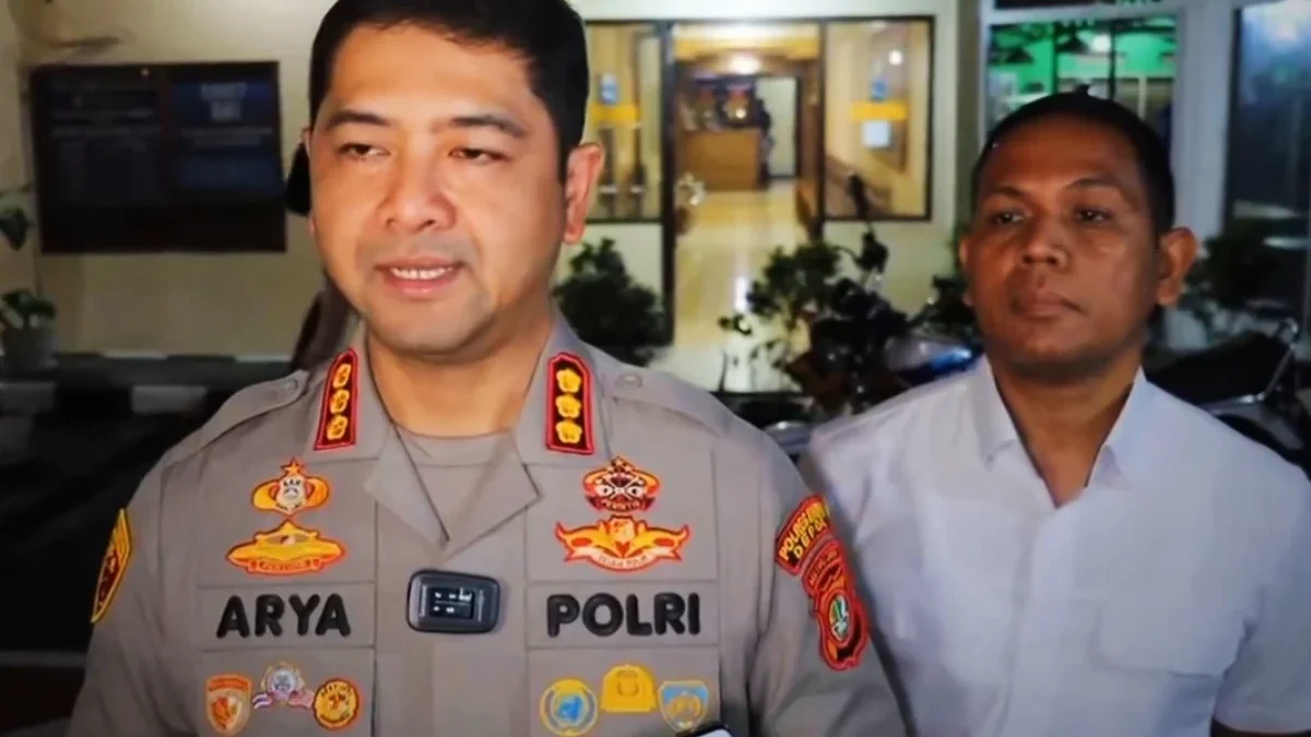 Kapolres Metro Depok Kombes Arya Perdana memberikan keterangan terkait penangkapan pemilik Daycare