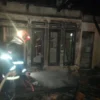 PADAMKAN: Personel Pemadam Kebakaran saart berusaha memadamkan api di Desa Sukaluyu, beberapa waktu lalu.