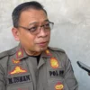 PAPARKAN: Kepala Satpol PP Kabupaten Bandung Mochamad Usman saat memaparkan rokok ilegal yang marak beredar di