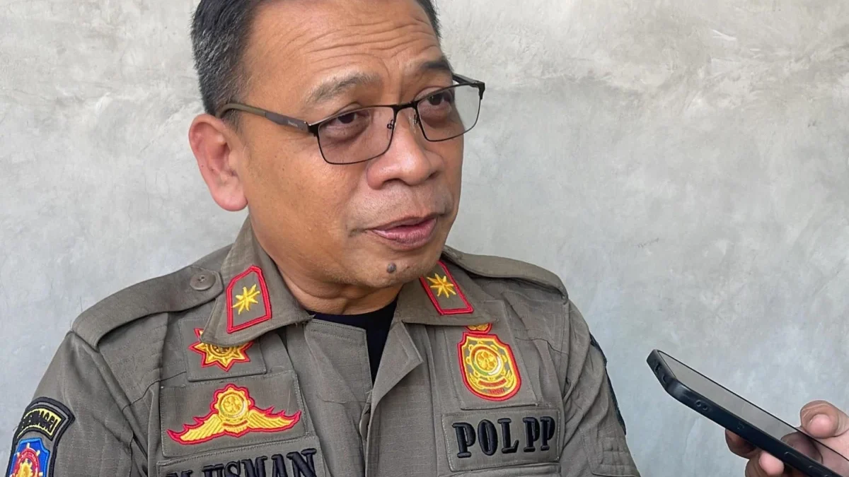 PAPARKAN: Kepala Satpol PP Kabupaten Bandung Mochamad Usman saat memaparkan rokok ilegal yang marak beredar di