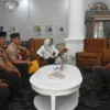 BERBINCANG: Ketua Panitia Kwartir Cabang (Kwarcab) Gerakan Pramuka Arif Budiman saat melakukan audensi dengan