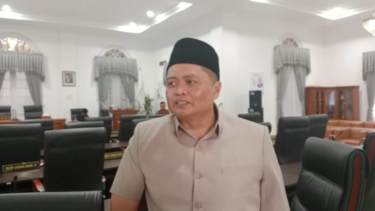 PAPARKAN: Ketua PPP Ilmawan Muhammad saat memberikan keterangan mengenai isu Dony-Fajar usai rapat paripurna d