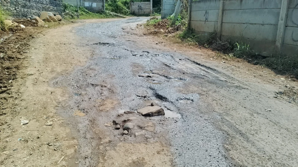 BERLUBANG: Kondisi Jalan di perbatasan Rancakalong-Bendungan yang rusak, Kamis (1/8).