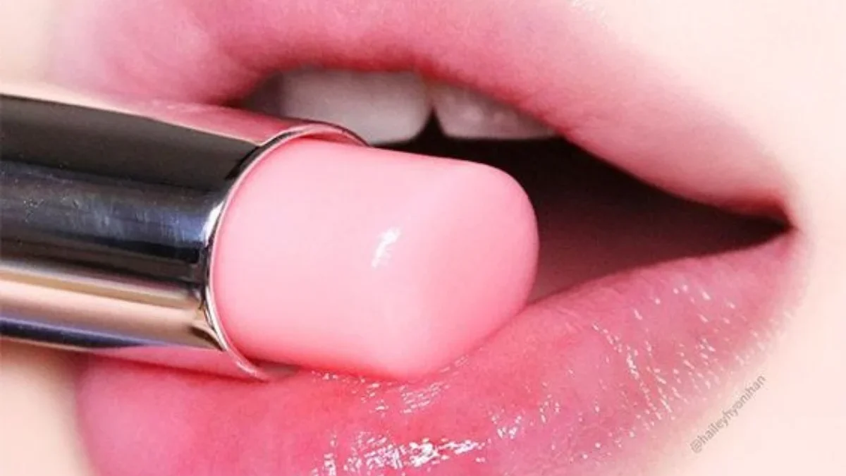 Rekomendasi Lip Balm yang Bisa Bikin Bibir Kalian Pink Alami