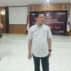 PERBAIKAN: Ketua KPU Sumedang Ogi Ahmad Fauzi saat berbincang dengan awak media di kantornya, Kamis (5/9).