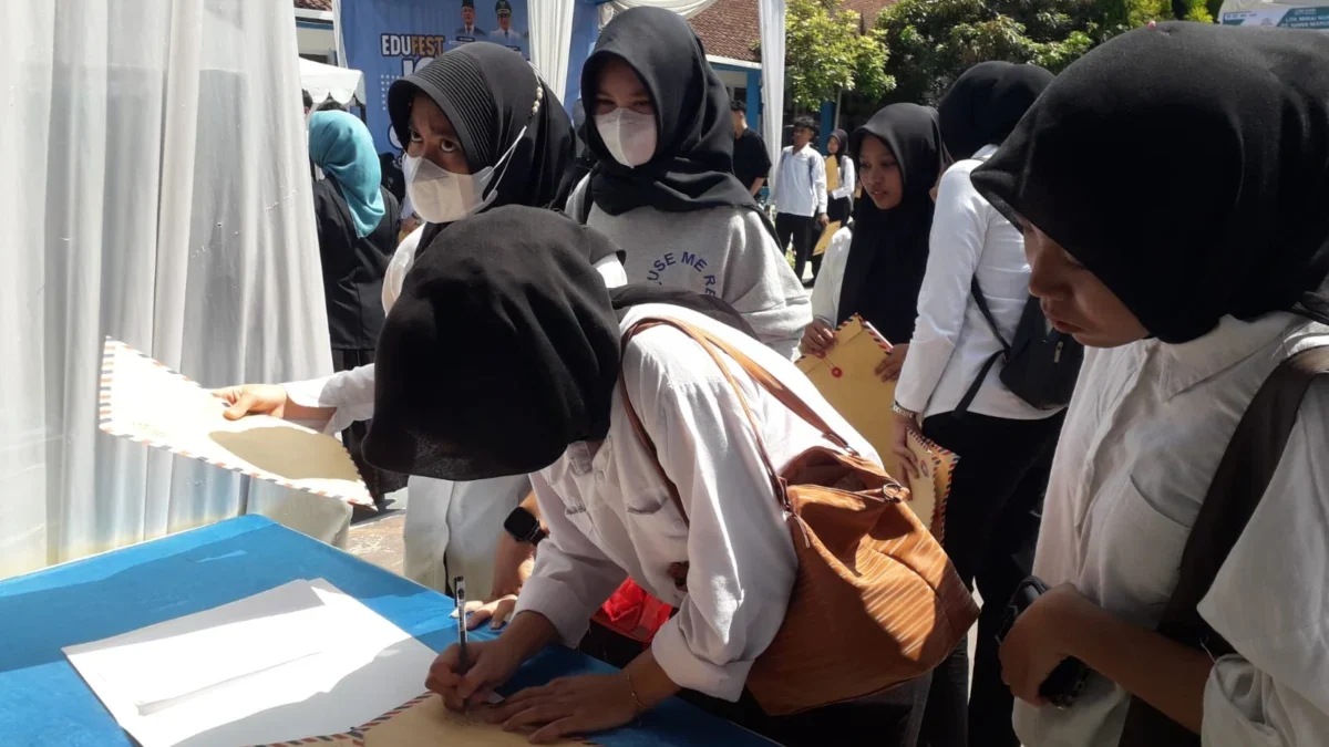 LAMAR KERJA: Sejumlah pencari kerja saat mengikuti Job Fair Edu Fest 2024 di SMKN 2 Sumedang, Kamis (5/9).