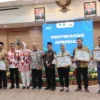 RAIH PENGHARGAAN: Pemerintah Provinsi Jawa Barat melalui Dinas Perpustakaan dan Kearsipan Daerah menganugerahk