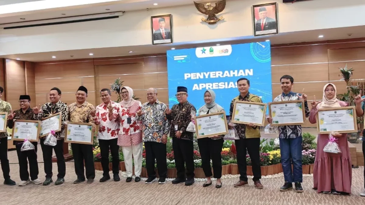 RAIH PENGHARGAAN: Pemerintah Provinsi Jawa Barat melalui Dinas Perpustakaan dan Kearsipan Daerah menganugerahk