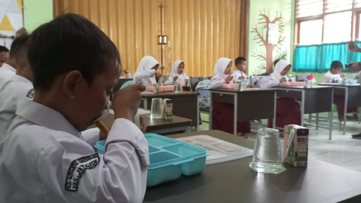 MEMAKAN: Sejumlah siswa SDN Pamoyanan Jatigede saat menerima makan siang bergizi gratis di sekolahnya, kemarin