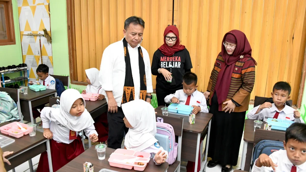 Sekda Herman Suryatman Tinjau Uji Coba Program Makan Siang Bergizi Siswa SD di Sumedang