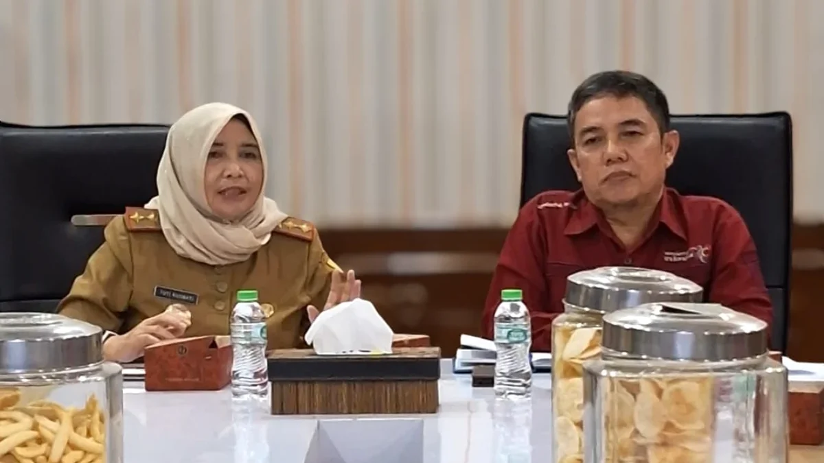 SELENGGARAKAN: Sekretaris Daerah Tuti Ruswati saat rapat di ruang kerjanya, baru-baru ini.