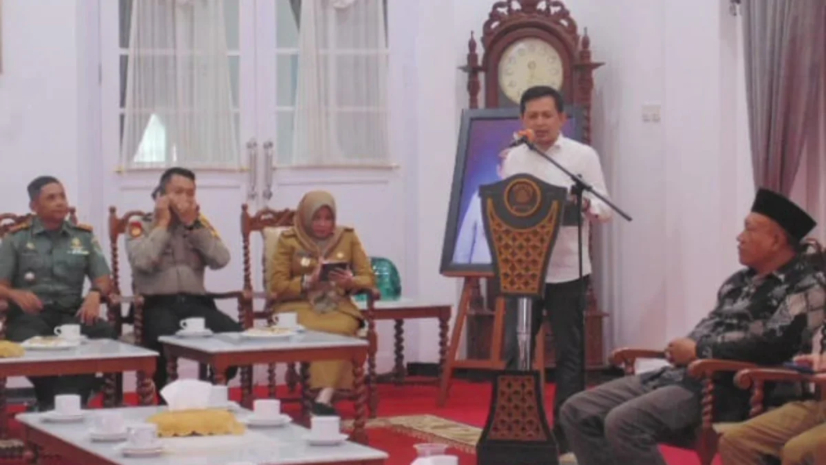 JALANKAN: Ketua KPU Sumedang Ogi Ahmad Fauzi saat menyampaikan tahapan-tahapan Pilkada 2024 di Gedung Negara,