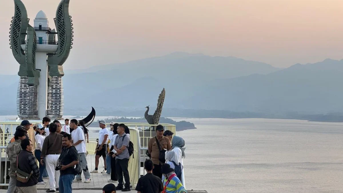 KEMBANGKAN: Objek wisata Menara Kujang Sapasang di Kawasan Bendungan Jatigede.